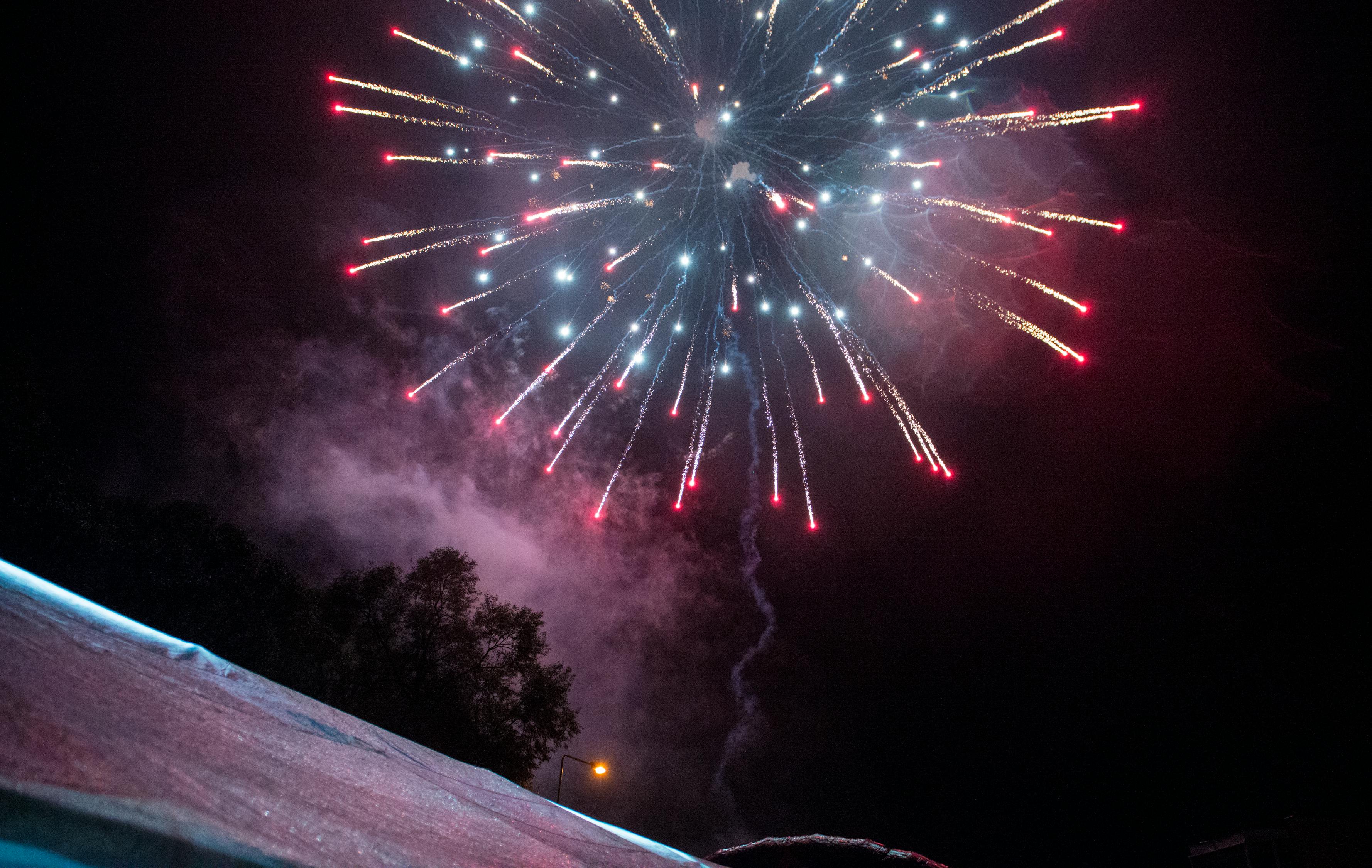 街角祝福，温暖的情感交织  街角祝福