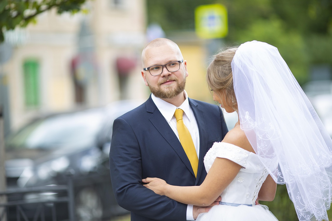 梁朝伟老婆是谁，揭秘神秘面纱背后的她  梁朝伟老婆是谁